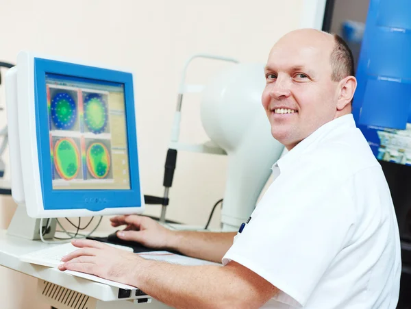 Oftalmólogo u optometrista óptico en el trabajo —  Fotos de Stock