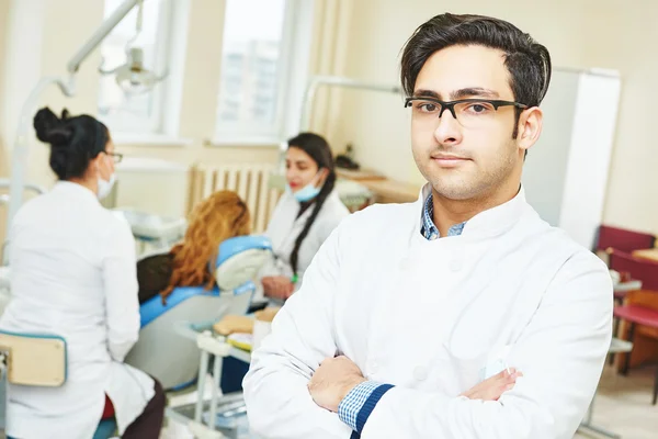 Jovem asiático dentista médico — Fotografia de Stock