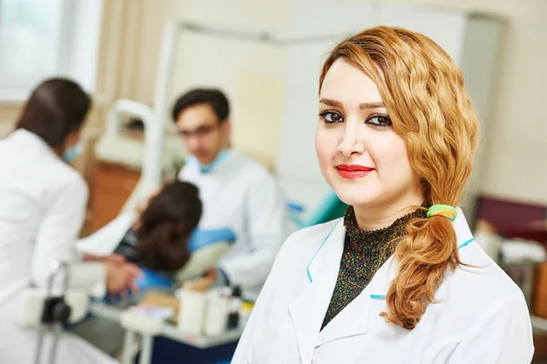 Jeune asiatique dentiste médecin — Photo