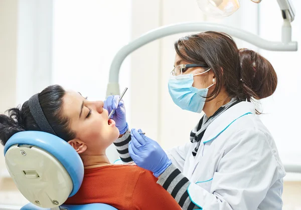 Kvinnlig asiatisk tandläkare på jobbet — Stockfoto