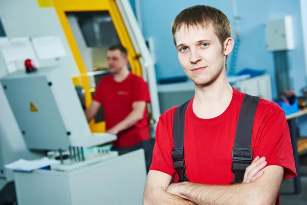 Operaio industriale presso officina utensili — Foto Stock