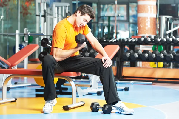 Culturista hombre haciendo ejercicios musculares bíceps —  Fotos de Stock