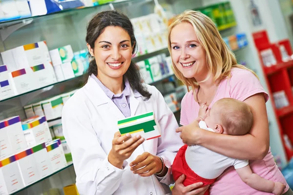 Pharmacie chimiste, mère et enfant en pharmacie — Photo