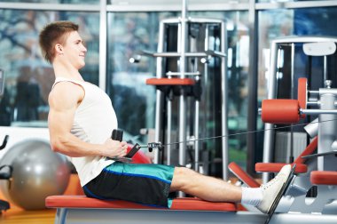 Eğitim donanımları spor salonunda adamla