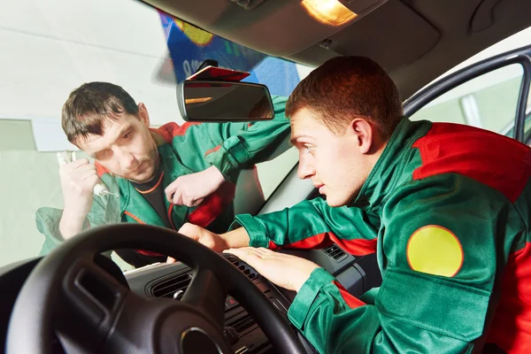 Windscreen repairman workers — Stock Photo, Image