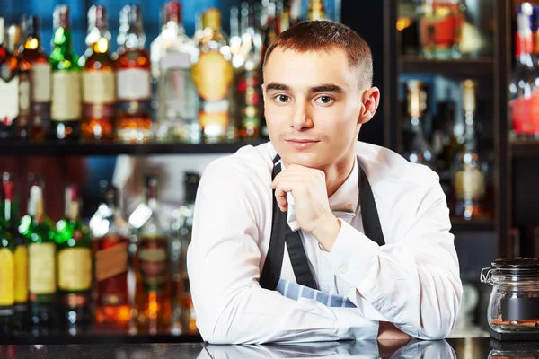 Bartender at bar — Stock Photo, Image