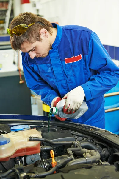 Reparador de automóviles en el trabajo — Foto de Stock
