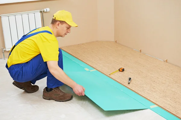 Trabajador de corcho en trabajos de suelo — Foto de Stock