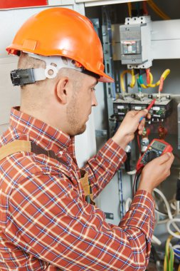 Elektrikçi mühendis işçi
