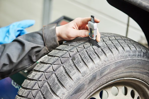 Bilen rullar protector mätning — Stockfoto