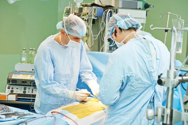 Ομάδα χειρουργών σε λειτουργία της καρδιοχειρουργικής — Φωτογραφία Αρχείου