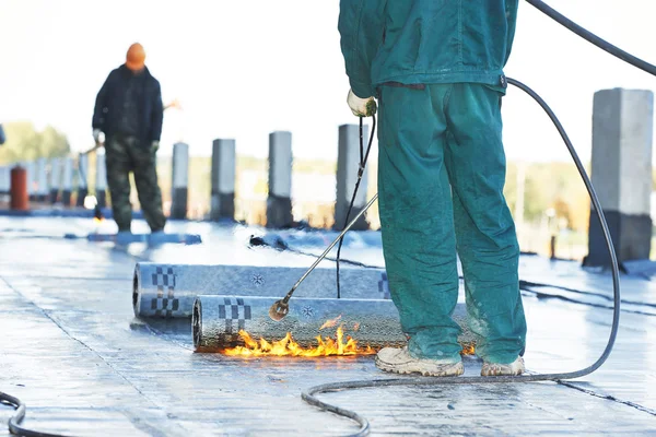 Platta tak som täcker reparation fungerar med takläggning kände — Stockfoto