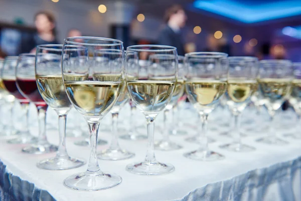 Copos com vinho em fila — Fotografia de Stock