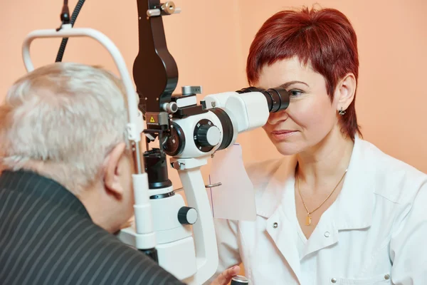 Kadın göz doktoruna veya optometrist iş başında