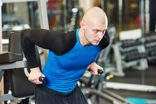 Bodybuilder-Mann im Fitnessstudio macht Workout — Stockfoto