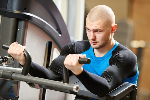 Bodybuilder-Mann im Fitnessstudio macht Workout — Stockfoto