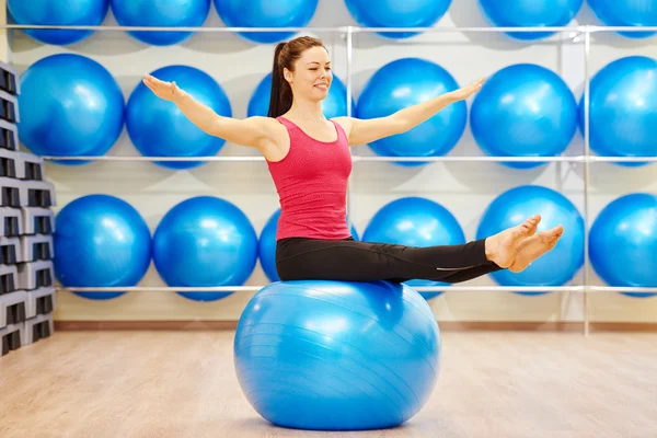 Exercícios com bola de fitness — Fotografia de Stock