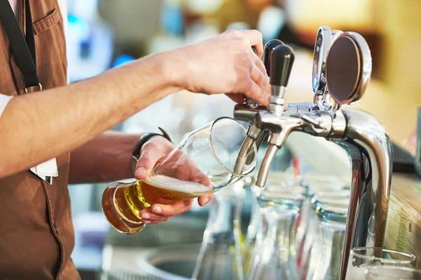 Barman derramando cerveja — Fotografia de Stock