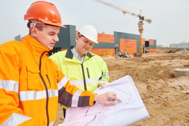 Oluşturucu işçi inşaat sahasında