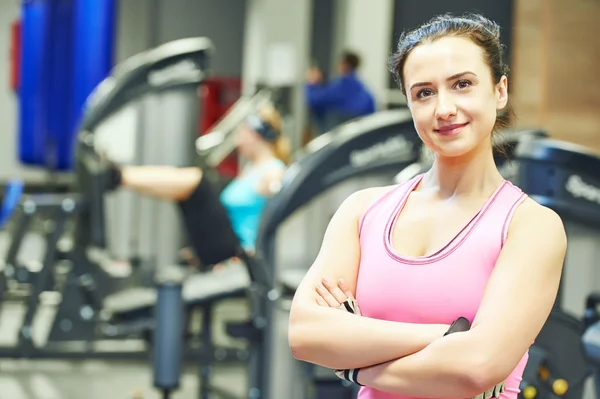 Retrato del instructor femenino en un gimnasio — Foto de Stock