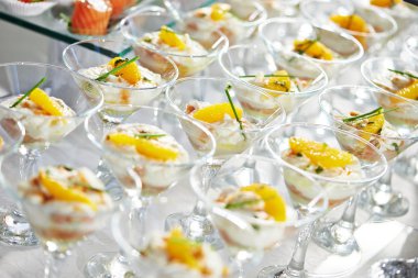 catering hizmeti masayı gıda ile