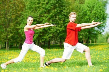 Fitness erkek ve kadın germe egzersizleri yapıyor