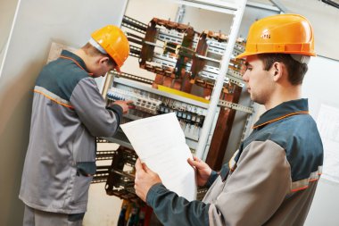 iki elektrikçi işçi