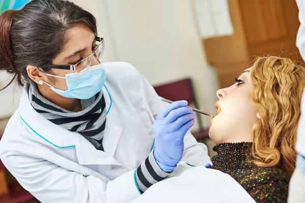 일하고 있는 암컷 치과 의사 — 스톡 사진