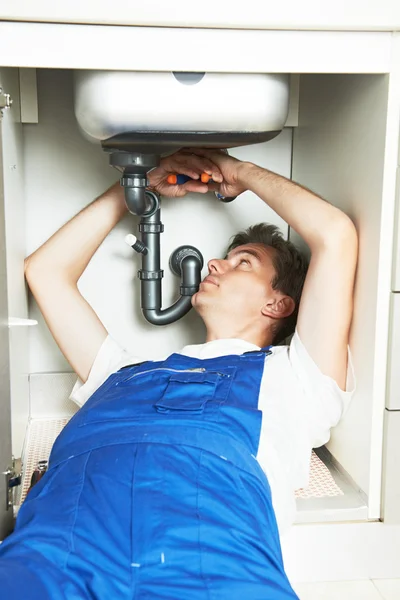 Plomero hombre trabajador con fregadero de cocina —  Fotos de Stock