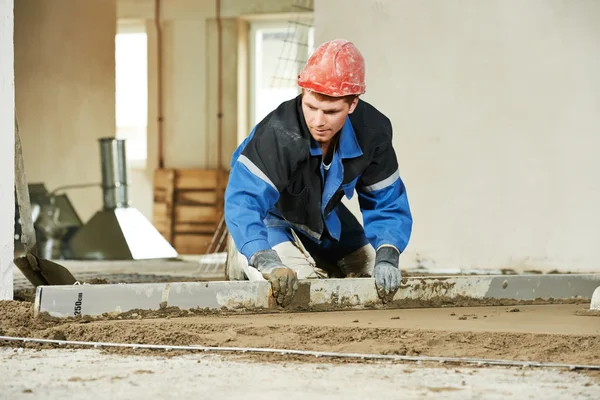 Trabajador de yeso en el trabajo de piso — Foto de Stock