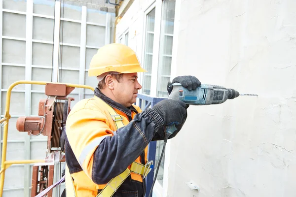 Construtor em obras de construção de fachadas — Fotografia de Stock