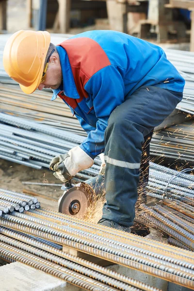 Worker cutting rebar by grinding machine — Stock Photo, Image