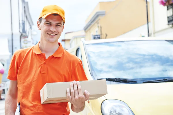 Homem de entrega com pacote de pacote — Fotografia de Stock