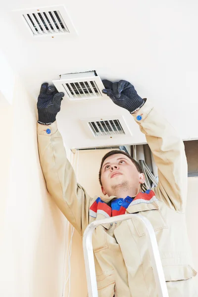 Ingenjör arbetar med ventilation — Stockfoto