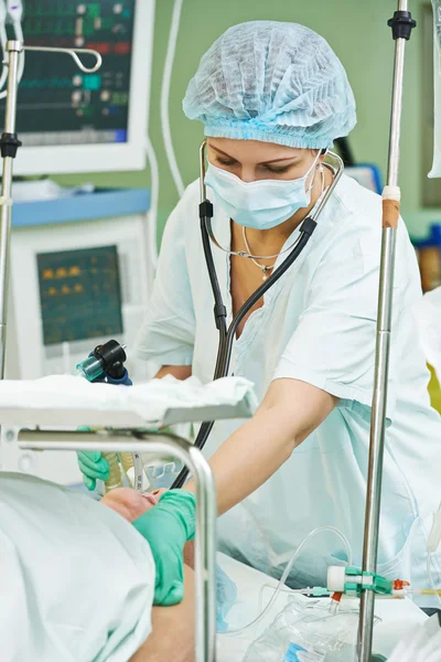 Surgery anaesthetist working at operation — Stock Photo, Image