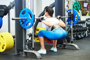 Kadın spor salonunda egzersiz yapıyor.