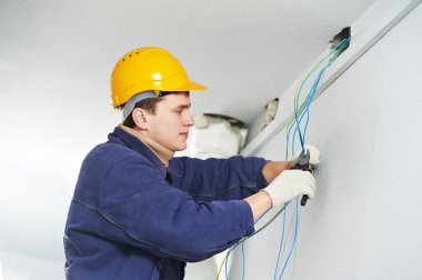 Elektrikçi kablo kablo iş başında