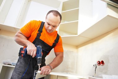 mutfak Installer marangoz iş başında