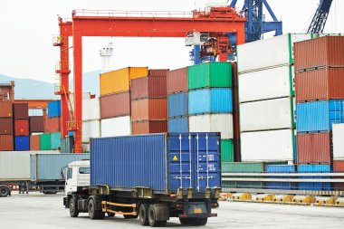 Kargo terminali ile deniz konteyner rıhtım