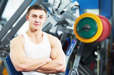Spor salonunda erkek fitness antrenörü.