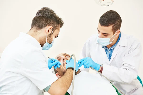 Fiatal ázsiai fogorvos orvosok dolgozni — Stock Fotó