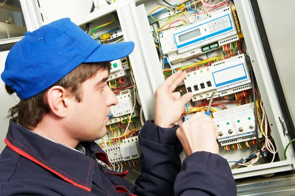 Ingeniero electricista trabajador —  Fotos de Stock