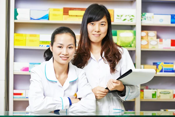 Chinese pharmacy worker in china drugstore — Stock Photo, Image