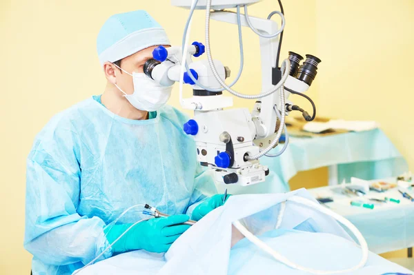Офтальмологический хирург за работой — стоковое фото