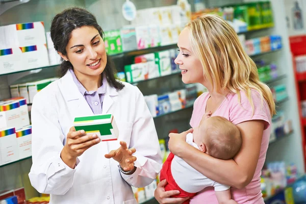 Farmacia farmacia, madre e bambino in farmacia — Foto Stock