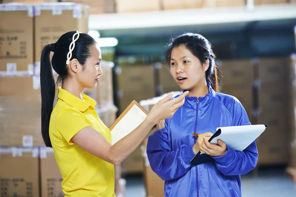 Two chinese female workers in warehouse — Stock Photo, Image