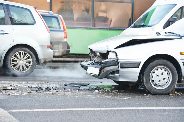 Acidente rodoviário de carro colisão na rua urbana — Fotografia de Stock