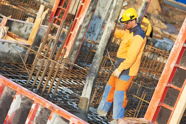 Trabajador constructor en el trabajo concreto — Foto de Stock