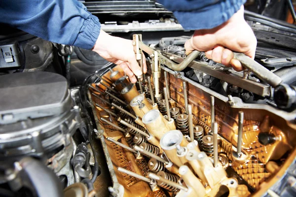 Reparador Machanic na reparação do motor automóvel — Fotografia de Stock