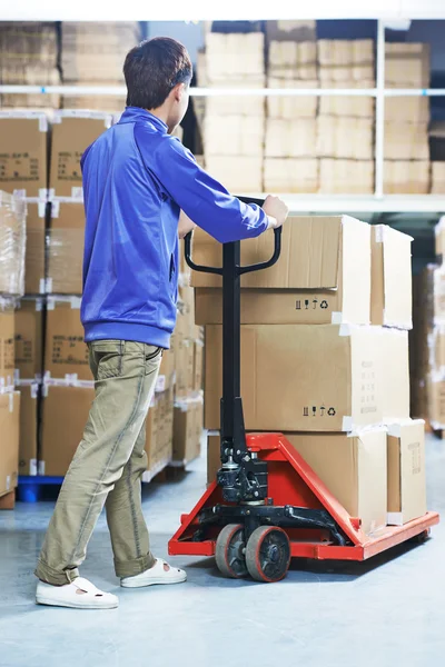 Trabalhador do armazém chinês com empilhador de empilhadeira — Fotografia de Stock